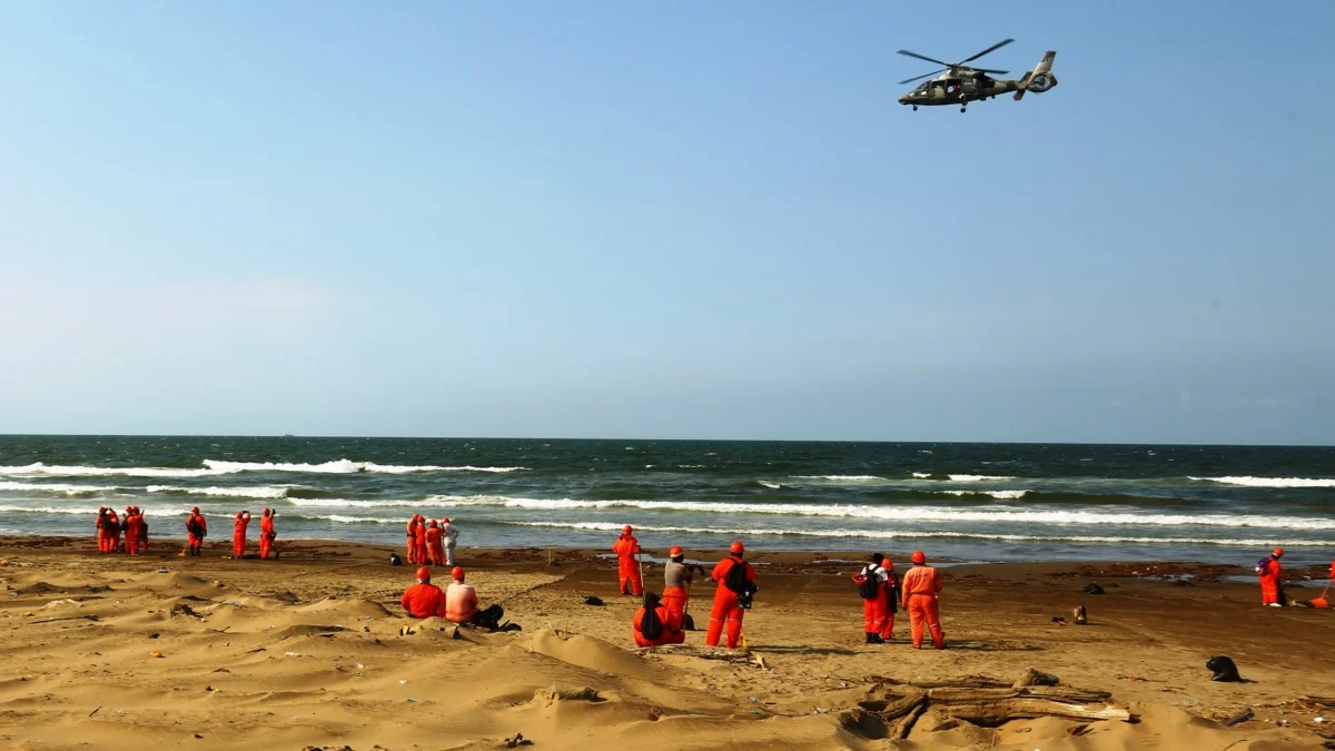 Hidrocarburo recolectado en playas de Coatzacoalcos será trasladado a Tabasco