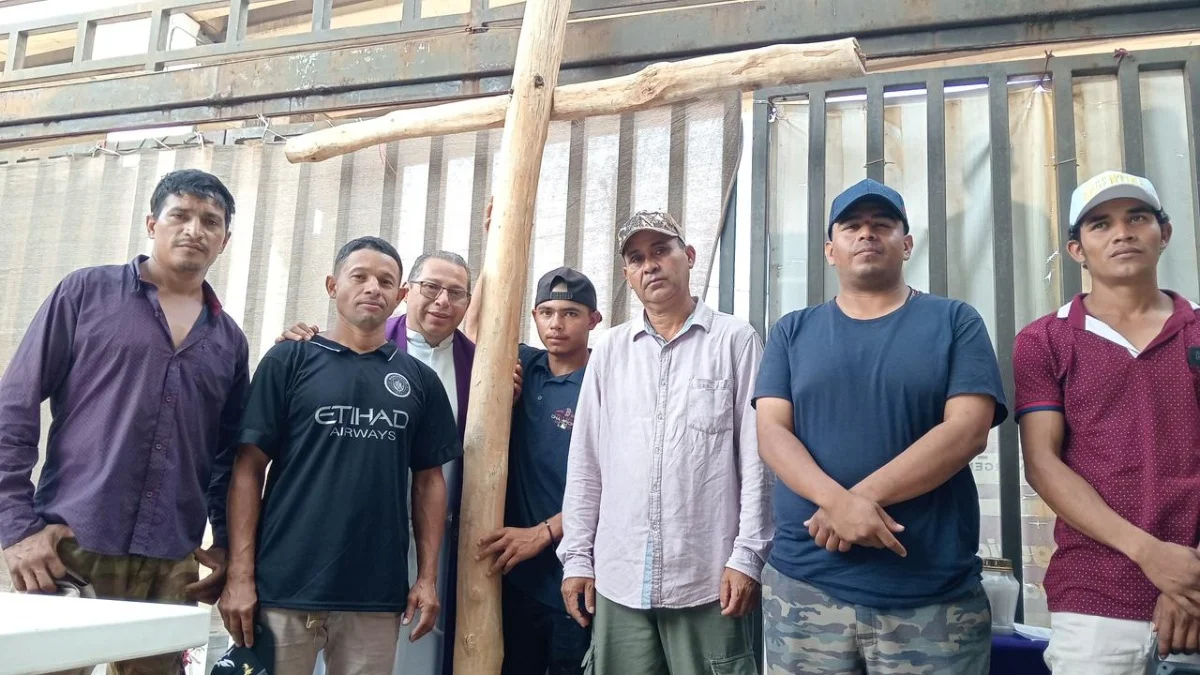 Migrantes viven su propio viacrucis en Coatzacoalcos durante Semana Santa