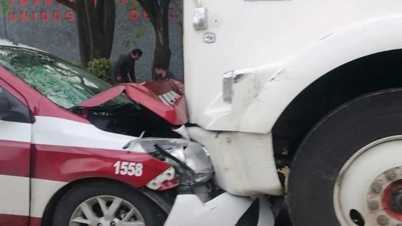 Taxi queda en pérdida total tras chocar contra tráiler en Minatitlán