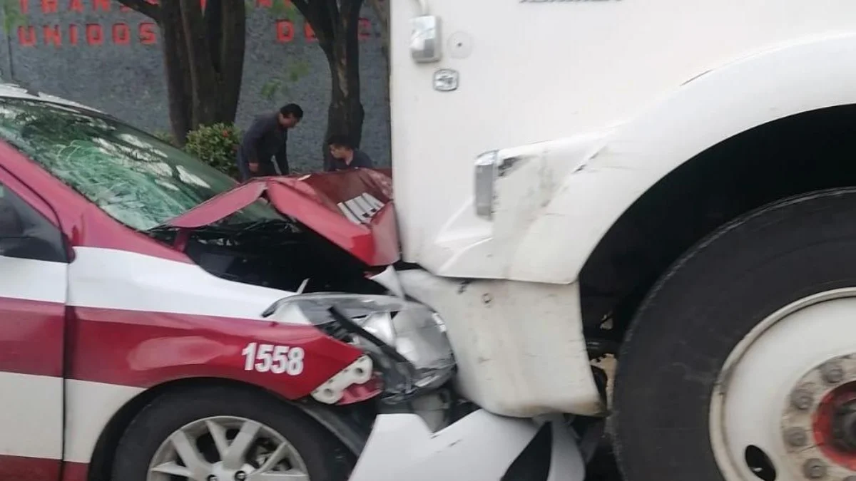 Taxi queda en pérdida total tras chocar contra tráiler en Minatitlán