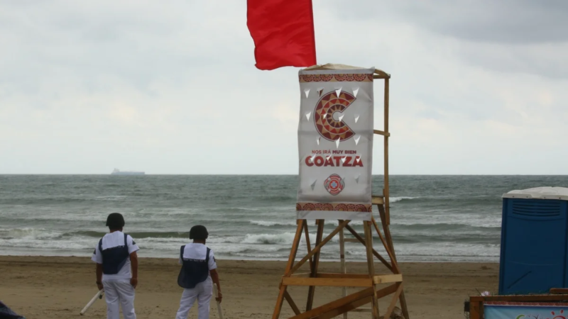 Frente Frío 42 mantendrá lluvias y ambiente nublado en Coatzacoalcos; permanece bandera roja en la playa