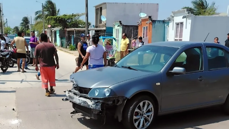 Dos estudiantes graves tras choque de motocicleta frente a secundaria en Coatzacoalcos