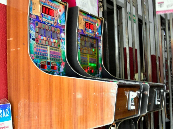 Regresan máquinas tragamonedas al mercado Morelos de Coatzacoalcos tras operativo