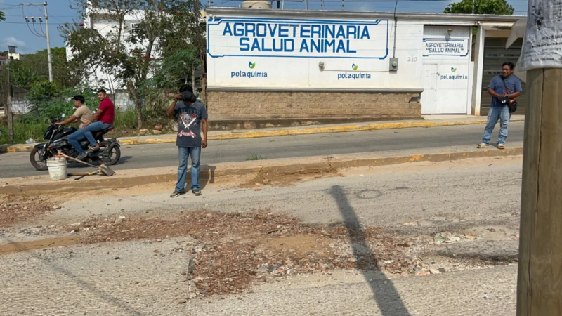Conflicto por tapabacheros en Acayucan evidencia desempleo e histórico abandono de los accesos