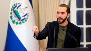 Bukele firma una reforma que permite prisión perpetua para menores a partir de los 12 años en El Salvador