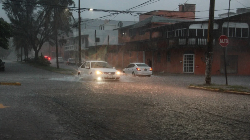 Familias afectadas por inundaciones reciben ayuda de ASIPONA en Coatzacoalcos