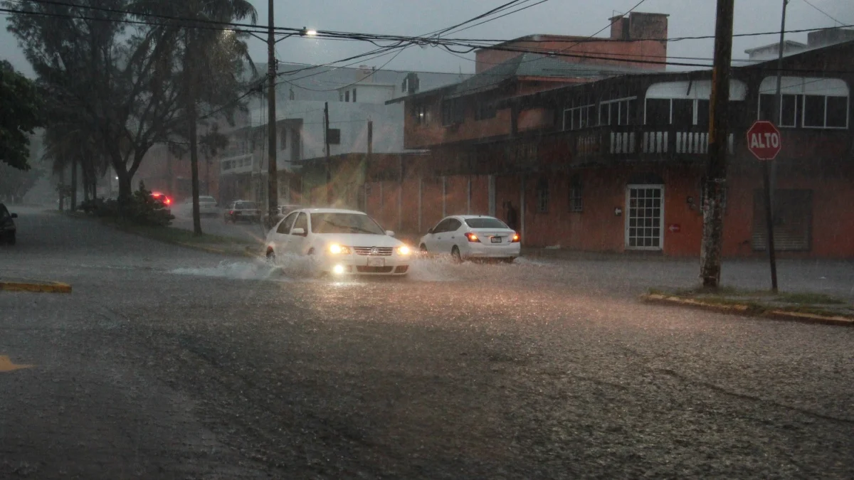 Familias afectadas por inundaciones reciben ayuda de ASIPONA en Coatzacoalcos