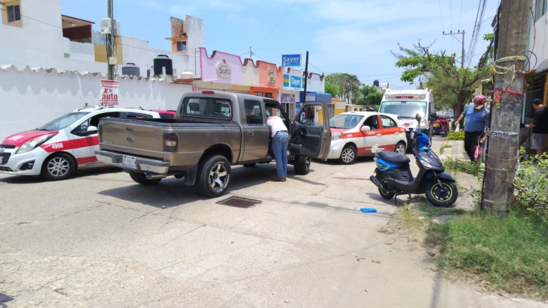 Madre e hijo lesionados tras choque en Coatzacoalcos; camioneta no respetó el paso