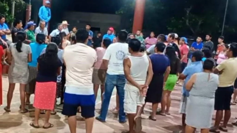 Niegan reconocimiento a agente municipal electo y pobladores bloquean vía en Tatahuicapan