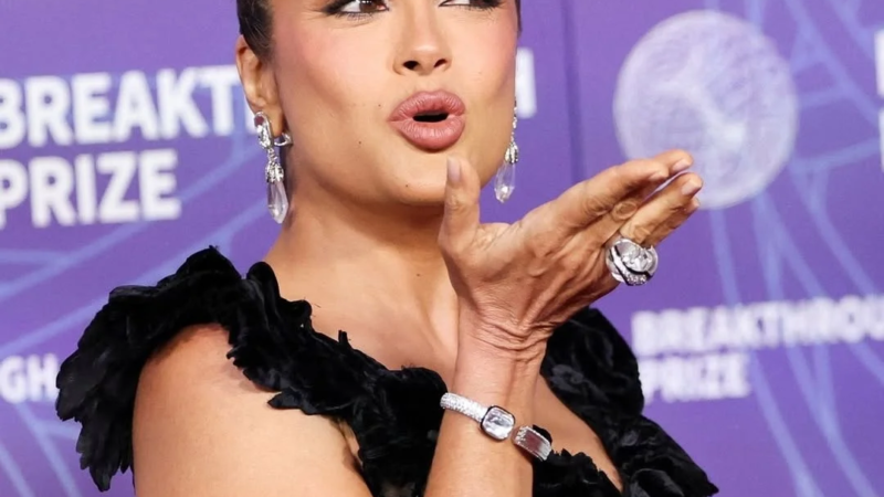 Salma Hayek rompe estereotipos en Hollywood con tendencia de belleza que acapara reflectores