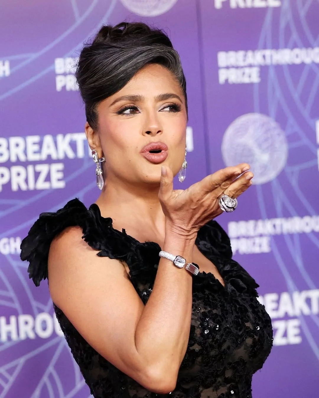 Salma Hayek rompe estereotipos en Hollywood con tendencia de belleza que acapara reflectores