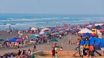 Cientos de familias disfrutan de las playas de Coatzacoalcos