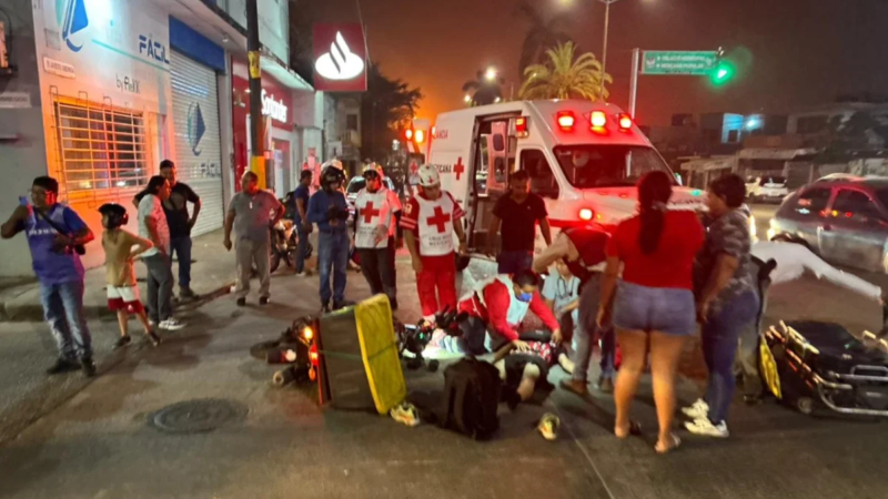 Fuerte choque entre motos en Minatitlán; uno resulta lesionado y otro se da a la fuga