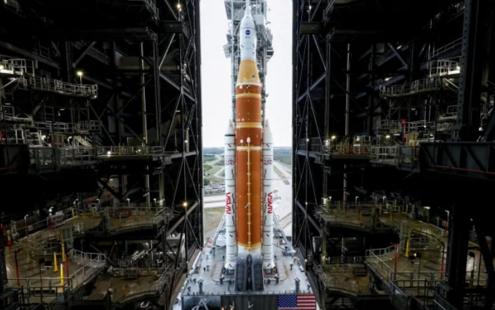 A más de la mitad del camino hacia la Luna, los astronautas de Artemis II enfrentan un problema con el inodoro