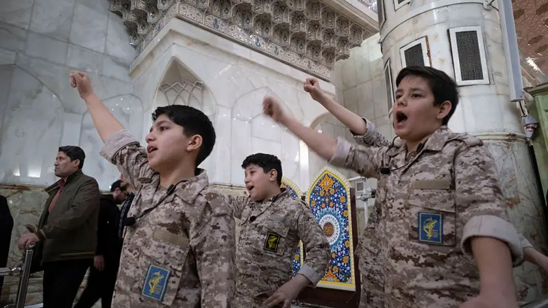 Cómo Irán está usando a niños en tareas de seguridad en la guerra