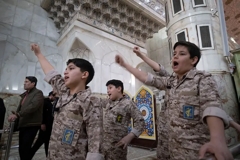 Cómo Irán está usando a niños en tareas de seguridad en la guerra