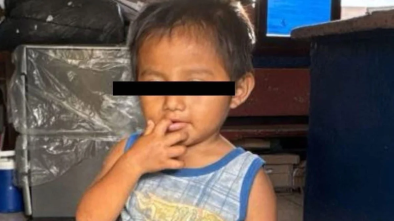 Hallan a niño solo en plena carretera en Catemaco