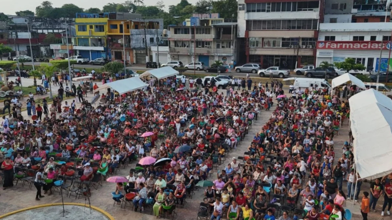 Familias abarrotan Parque Libertad por celebración del Día de las Madres en Agua Dulce