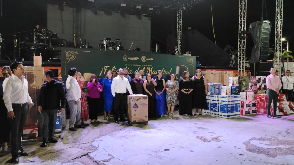 Más de cuatro mil docentes disfrutan festejo del Día del Maestro en Coatzacoalcos