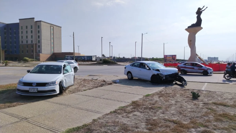 Dos vehículos Volkswagen protagonizan fuerte colisión en el Malecón de Coatzacoalcos