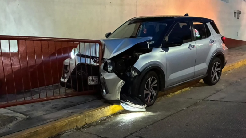 Camioneta choca contra escuela tras esquivar a motociclista en Minatitlán