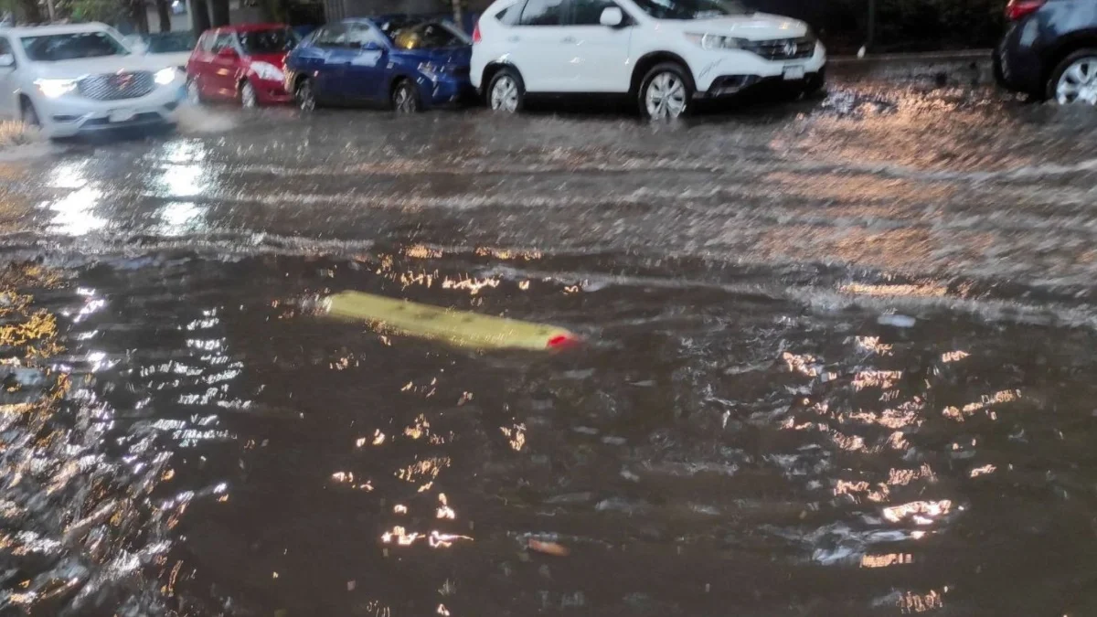 Lluvias colapsan CDMX: inundaciones, caos vial y calles bajo el agua