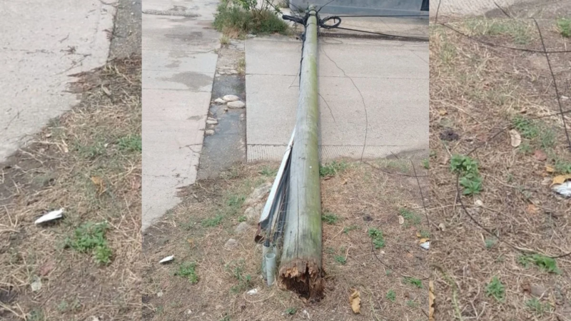 Poste colapsa en Coatzacoalcos y preocupa a habitantes del sector