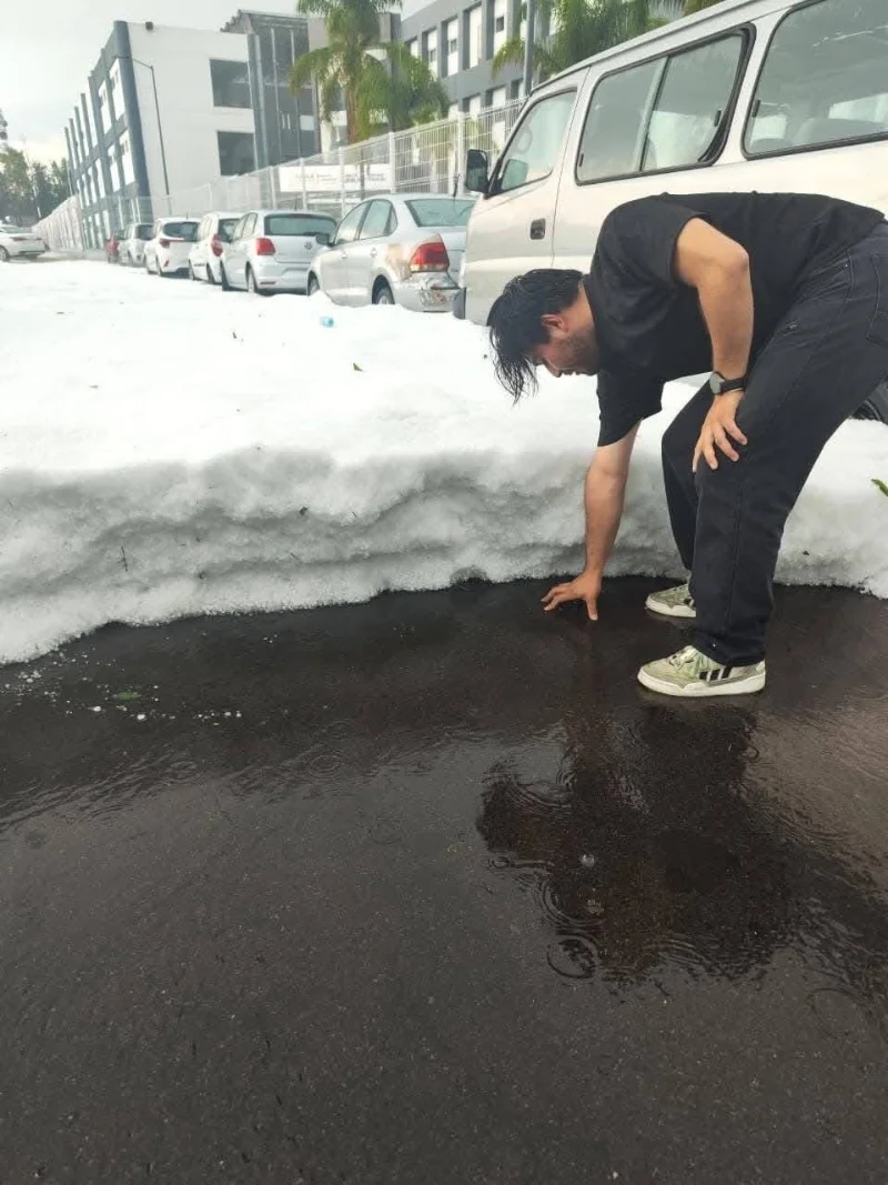 Puebla bajo hielo: granizada colapsa calles, deja autos atrapados y pinta de blanco la ciudad