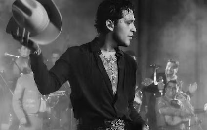 Ambiente tranquilo en “La México” para la llegada de Christian Nodal; fans esperan ver a Ángela Aguilar
