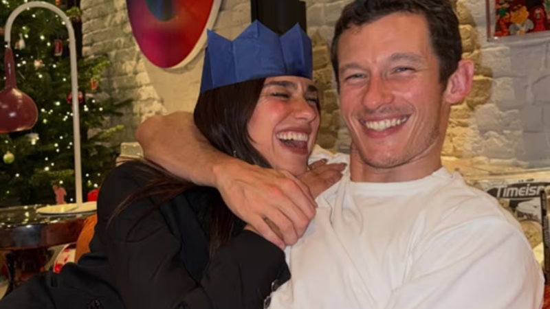 Dua Lipa y Callum Turner se casan por el civil; planean una celebración de tres días y Elton John está invitado