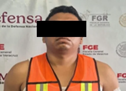 Detienen a tres presuntos integrantes de grupo criminal en Cosoleacaque; aseguran armas y una granada