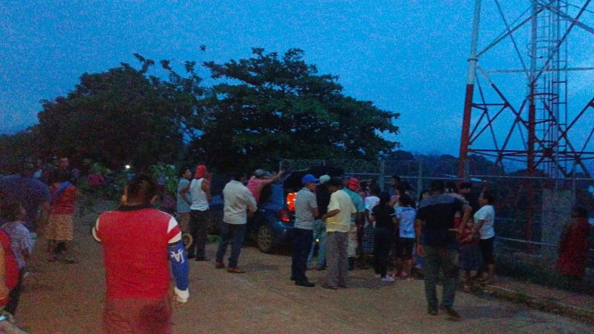Retienen a trabajadores de CFE en Tatahuicapan por falla en antena de telefonía celular