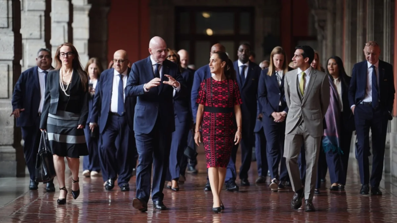 Claudia Sheinbaum y Gianni Infantino se reúnen en Palacio Nacional a horas del Mundial 2026