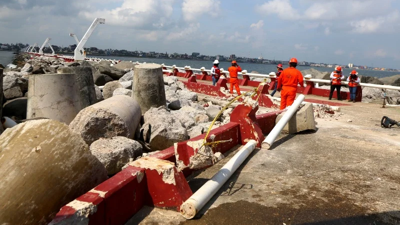 Comenzó Asipona demolición en Las Escolleras de Coatzacoalcos