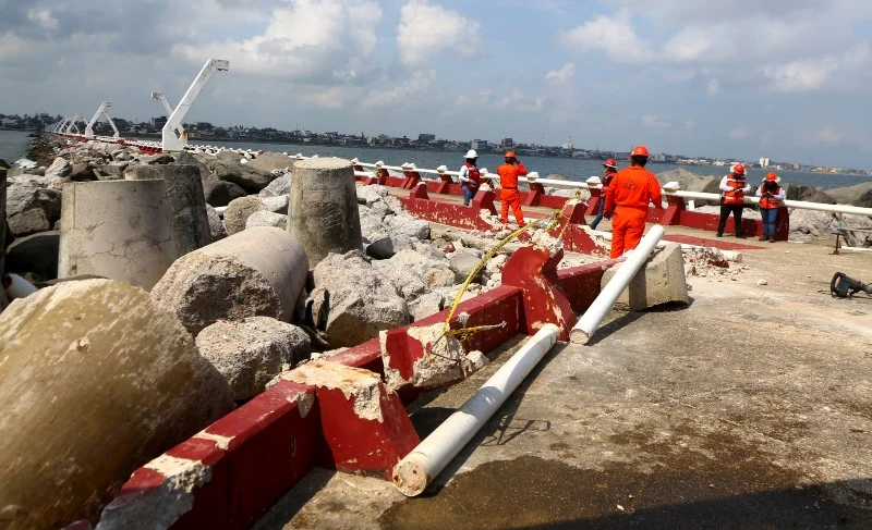 Comenzó Asipona demolición en Las Escolleras de Coatzacoalcos