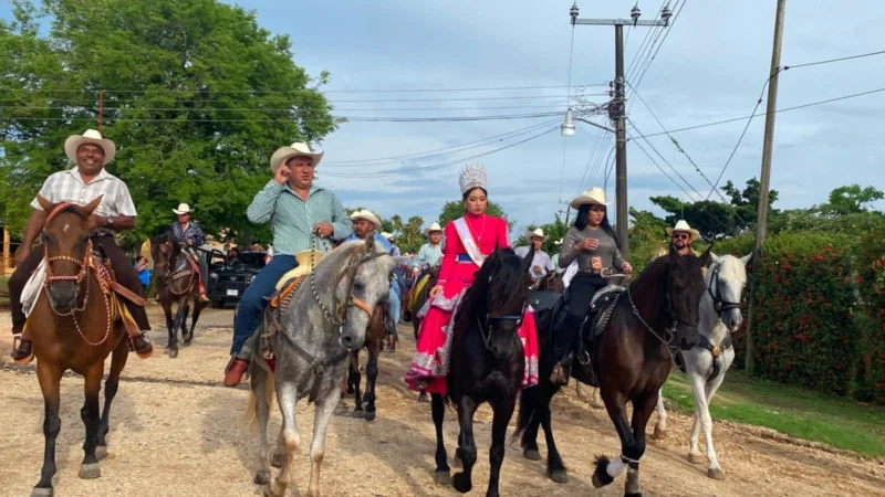 Más de mil jinetes participan en cabalgata por San Antonio de Padua en Achotal
