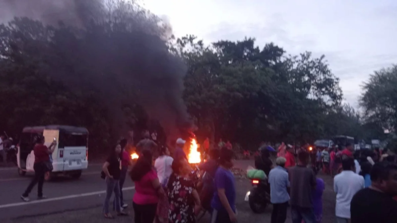 Bloquean Costera del Golfo por falta de luz en Hueyapan