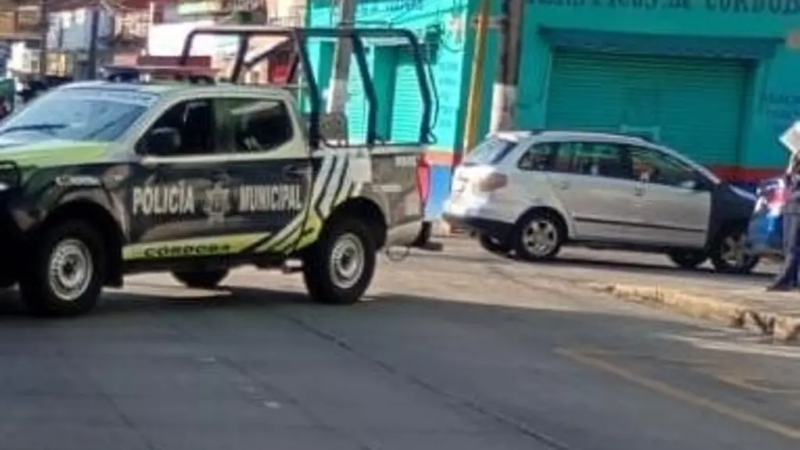 Aparatoso accidente entre patrulla y carro particular en Córdoba, Veracruz