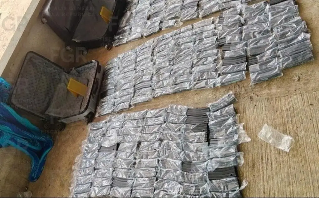 FGR asegura un arsenal, equipo táctico, droga y vehículos en cateos al sur de Veracruz