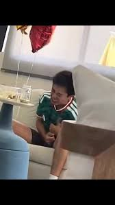 Padre se vuelve viral por celebrar un gol en “mute” durante un partido del Mundial para no despertar a su bebé
