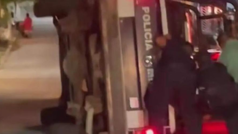 Vuelca patrulla de la Policía Municipal de Palenque, Chiapas durante presunta persecución; hay un oficial lesionado