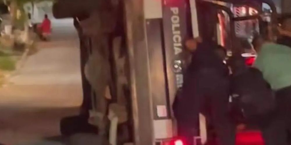 Vuelca patrulla de la Policía Municipal de Palenque, Chiapas durante presunta persecución; hay un oficial lesionado