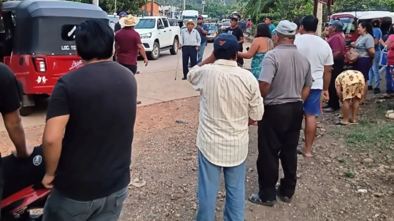 Habitantes de Tonalapa bloquean carretera por inconformidad en obra pública