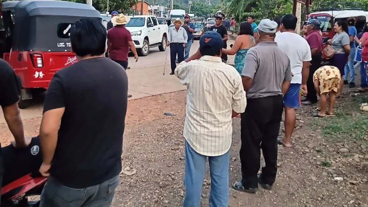Habitantes de Tonalapa bloquean carretera por inconformidad en obra pública