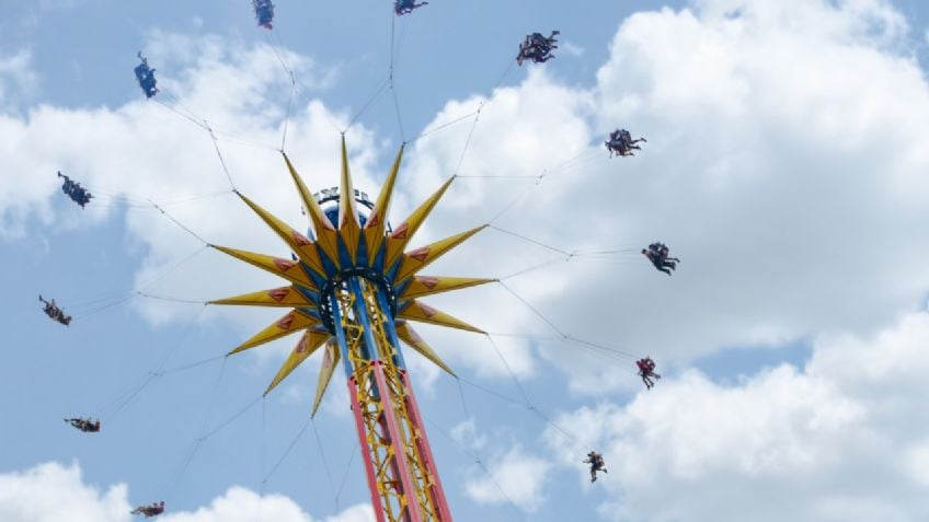 Visitantes quedan varados en un parque de diversiones a 80 metros de altura