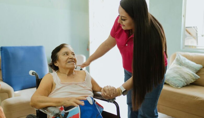 Nallely Cházaro continúa con la entrega de apoyos funcionales a familias vulnerables en Nanchital