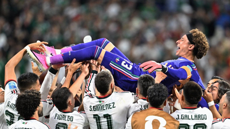 Mexicanos se conmocionan con despedida de Memo Ochoa