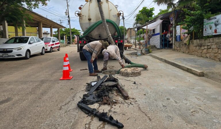 Retira CMAS madera, plásticos y basura que obstruían drenajes en Coatzacoalcos