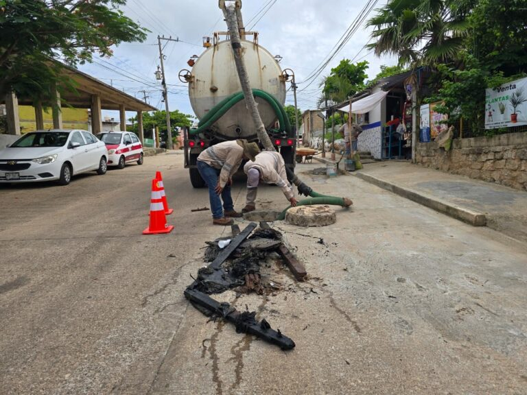 Retira CMAS madera, plásticos y basura que obstruían drenajes en Coatzacoalcos