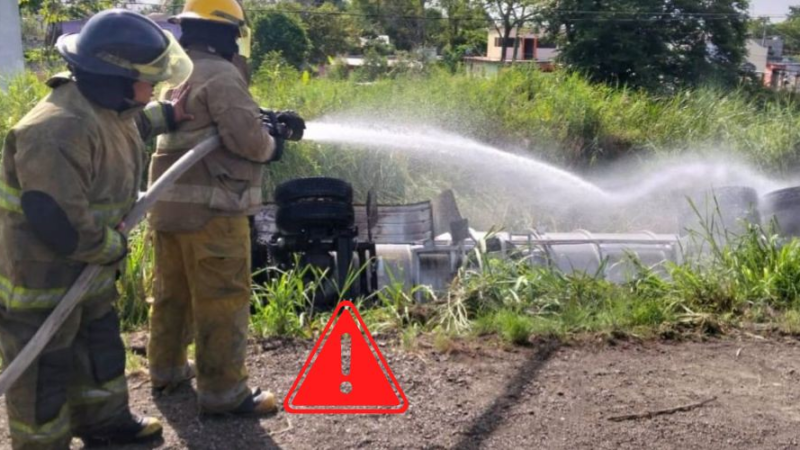 Continúan las maniobras para retirar tráiler con combustible volcado en la Villahermosa–Frontera; evacuaron 15 viviendas